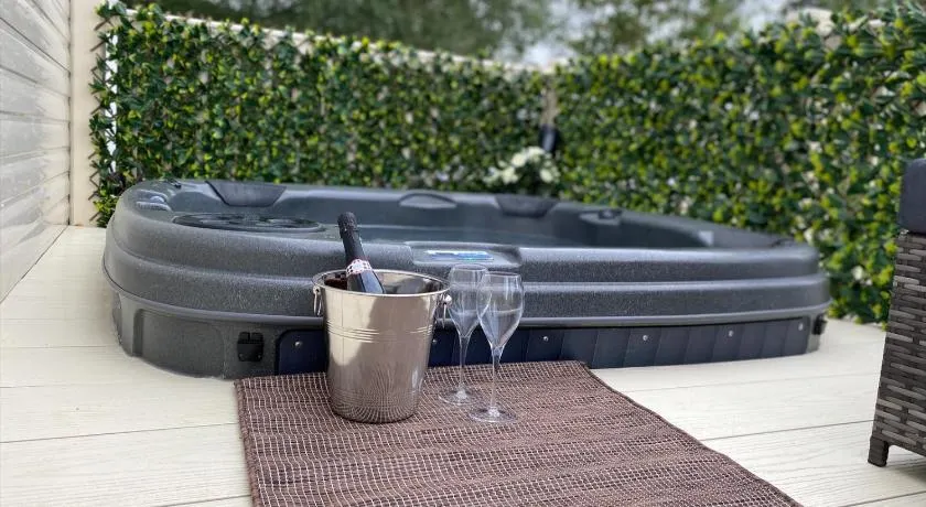 Acres Corner Retreat Inc Hot tub at Tattershall Lakes Country Park - Image 1