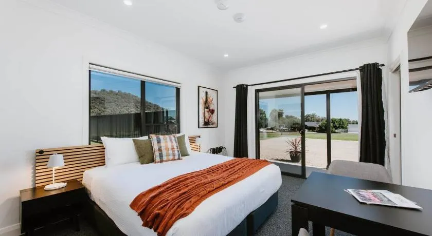Grevillea Suite - A Serene Haven for Couples - Image 1