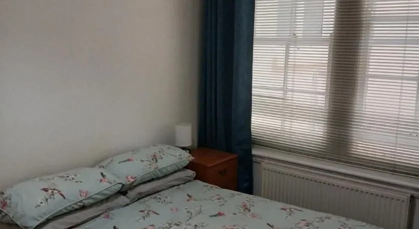 Lovely 1-bedroom flat within minutes from the beach! - Image 1