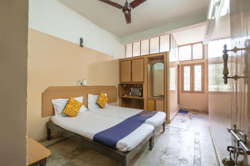 SPOT ON Aishwarya Lodge - Image 1