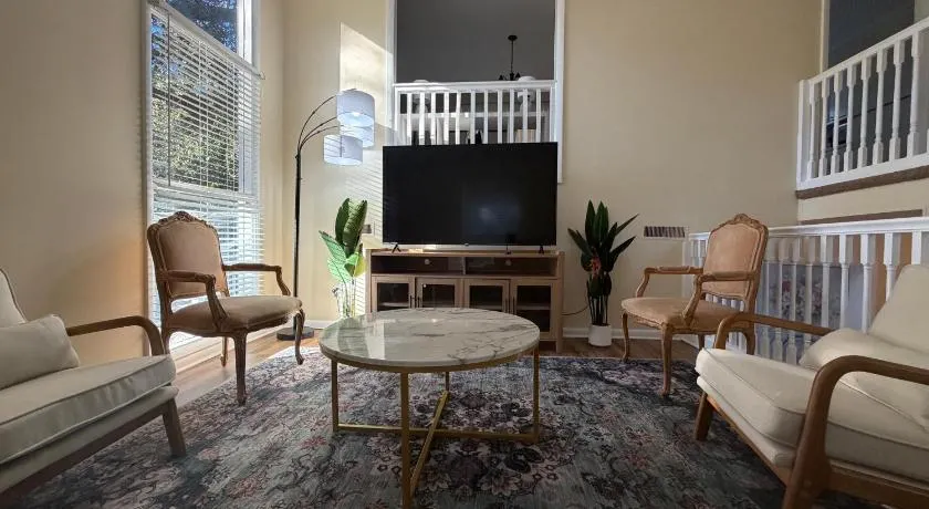 Spacious 4BR Family Home Quiet Neighborhood - Image 1