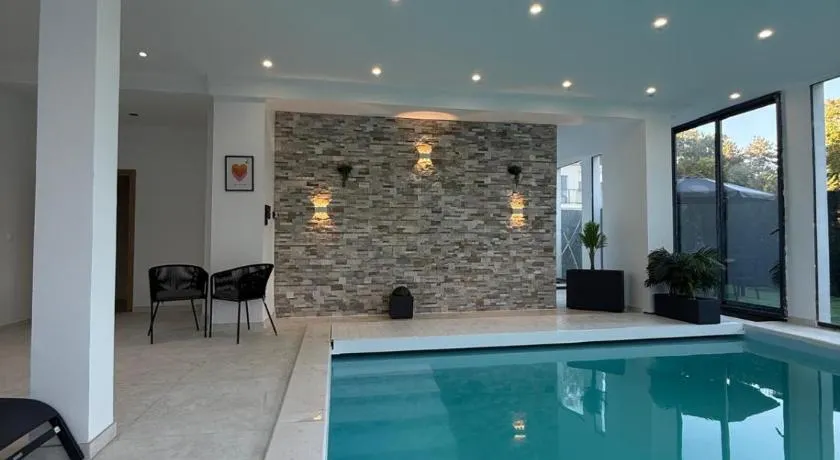 Sublime LOFT PISCINE Interieure VERSAILLES - Image 1