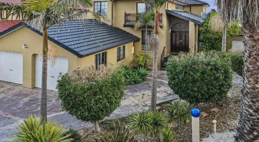 12 mins to Mel Airport-Good Wood House - Image 1