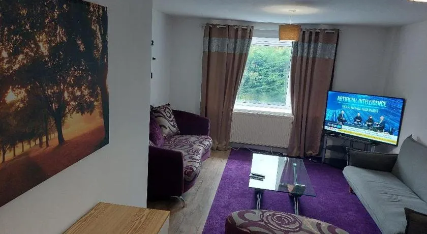 Superb 2 bedroom flat, sleeps 6 - Image 1