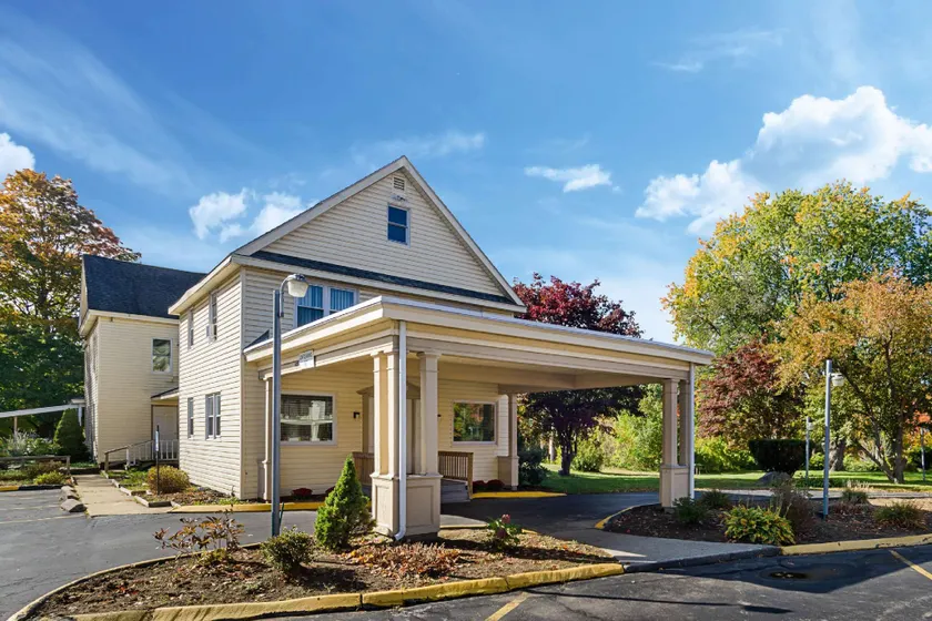 Econo Lodge Sturbridge Route 20 - Image 1