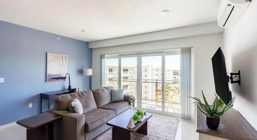 Landing Beautiful 3BD Gym Pool - Image 1
