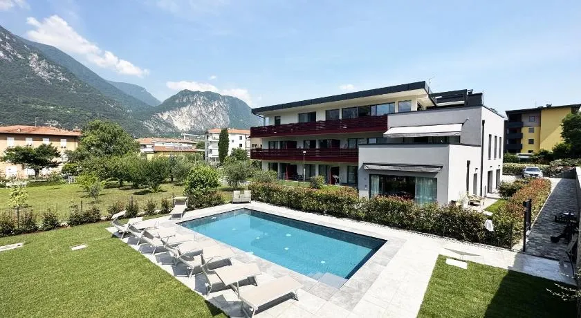 Residence Zangirolami - Luxury Garden and Balcony Apartments - Image 1