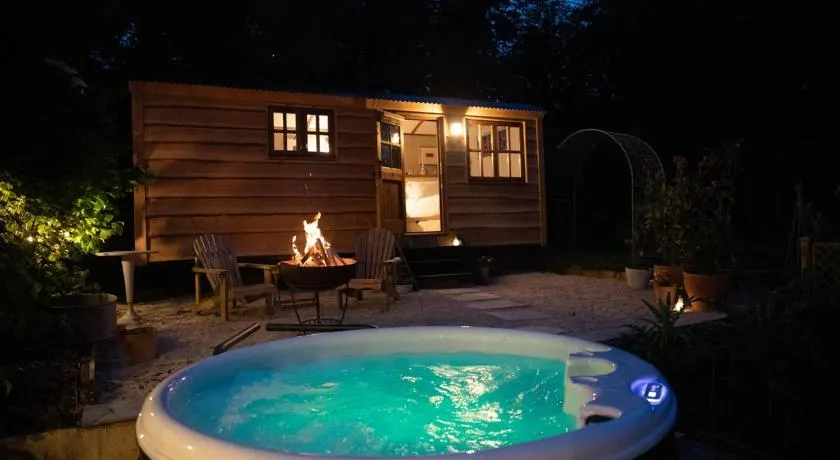 Shepherds Hut de lujo con jacuzzi en una zona rural cerca de Bath + Bristol - Image 1