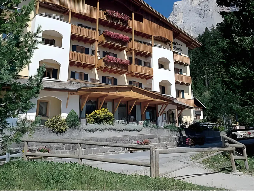 Hotel Jolanda - Image 1
