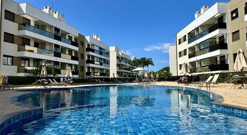 AP em Condomínio Clube - Uma quadra do mar - Image 1