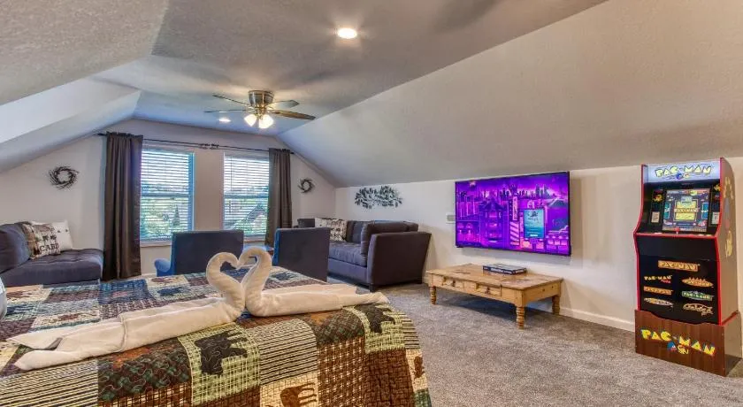 Baby Bear by HoneyBearCabins 2/2 Sleeps 6 - Image 1