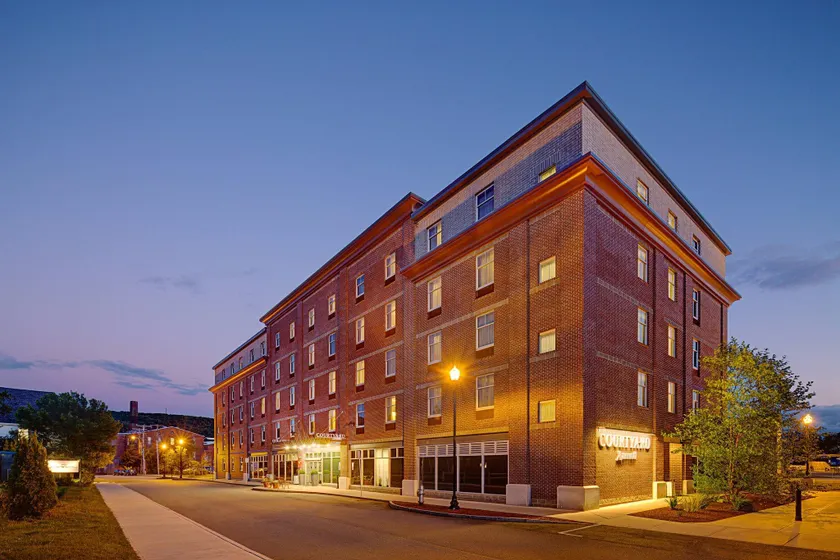 Courtyard by Marriott Keene Downtown - Image 1