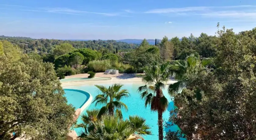 Appartement adapté aux familles avec terrasse, piscine et jardin - Image 1