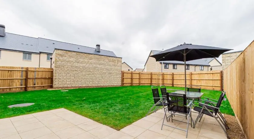 Stylish 4 Bedroom Home Perfect for Families - Image 1