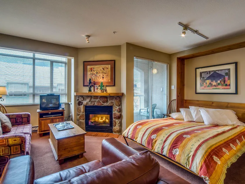 Town Plaza Suites by Golden Dreams - Image 1