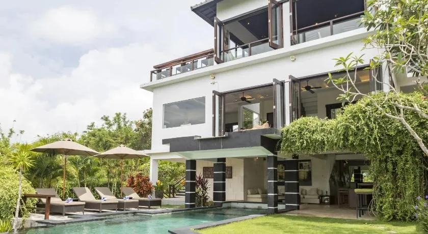 Moonlight and Sunshine Villa - Image 1