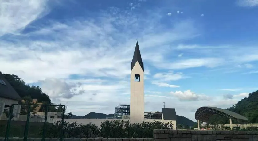Ningbo Lake Forest Resort - Image 1