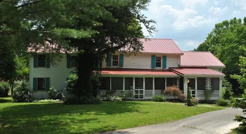 Charming Farmhouse on working Red Haven Farm - Image 1