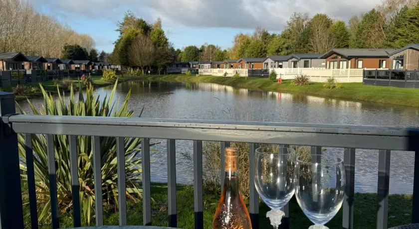 White Swan Lodge - Image 1