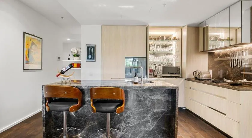 Stylish Melbourne CBD Luxury 2 Bedroom Apartment Near Albert Park Lake with Free Parking, Pool, Gym and Sauna - Image 1