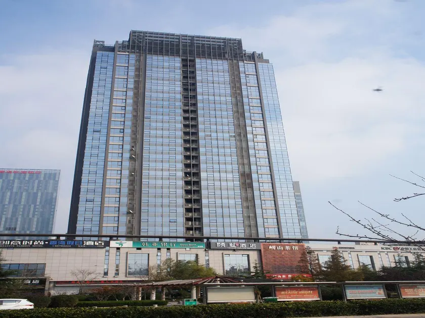 Qingdao Elegance Hotel - Image 1