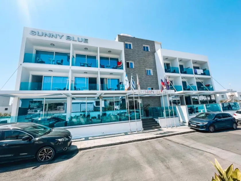 Sunny Blue Hotel - Image 1