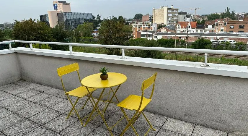 Appartement avec grande terrasse et parking - Image 1