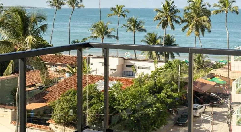 Centro da vila a 50m do mar com cozinha completa, varanda e piscina com vista panorâmica - Image 1