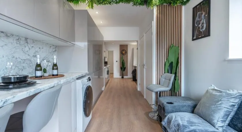 Open Mind Property- Bognor Bliss, Hot Tub & Parking - Image 1