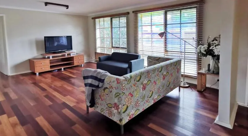 Spacious and cozy home next to Glen Waverley - Image 1