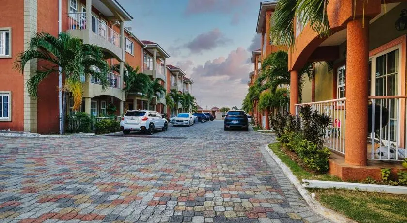 Townhouse Near AC Hotel - Pool - Kingston - Image 1