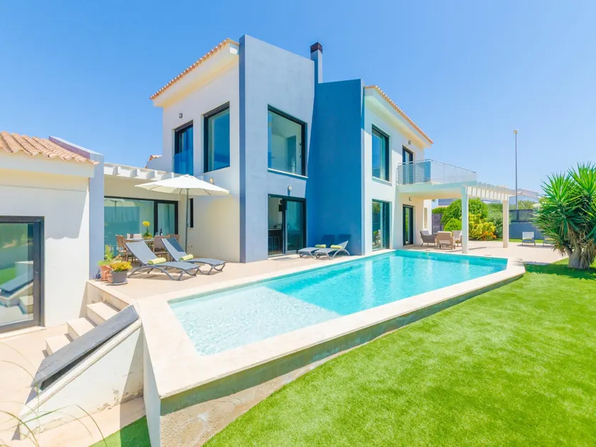 Holiday Home 'Villa La Primera' with Shared Pool & Wi-Fi - Image 1