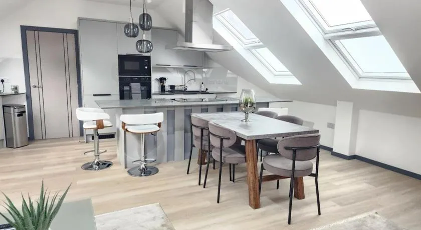 Luxury large 3-Bed Apartment with AC, Sleeps 8, Free Parking, Netflix, WiFi,120sqm size - Image 1