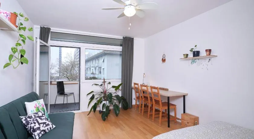 Gemütliches Zimmer mit Gemeinschaftsbereichen - Image 1