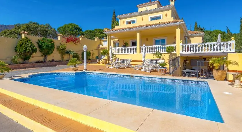 Studio avec terrasse, jardin et piscine chauffée | Vue ville | Adapté au travail à distance - Image 1