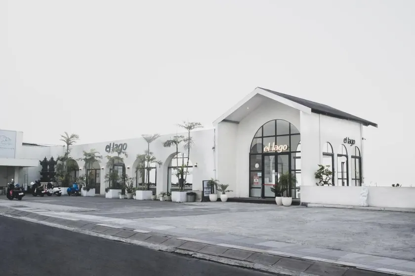 El Lago Hotel - Image 1
