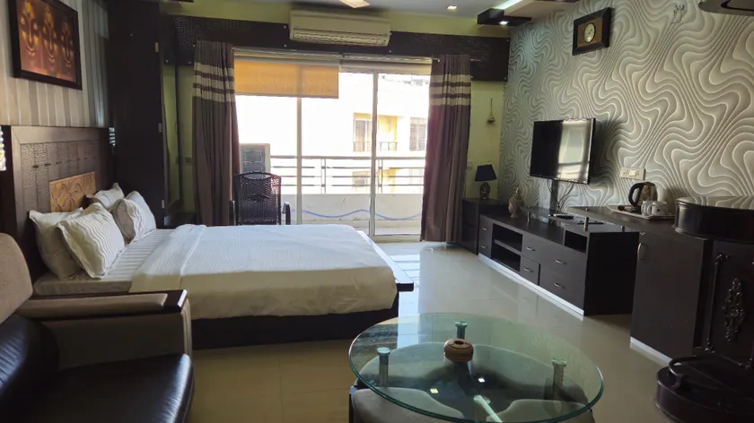 Top Floor Luxurious Studio Apartment - Image 1