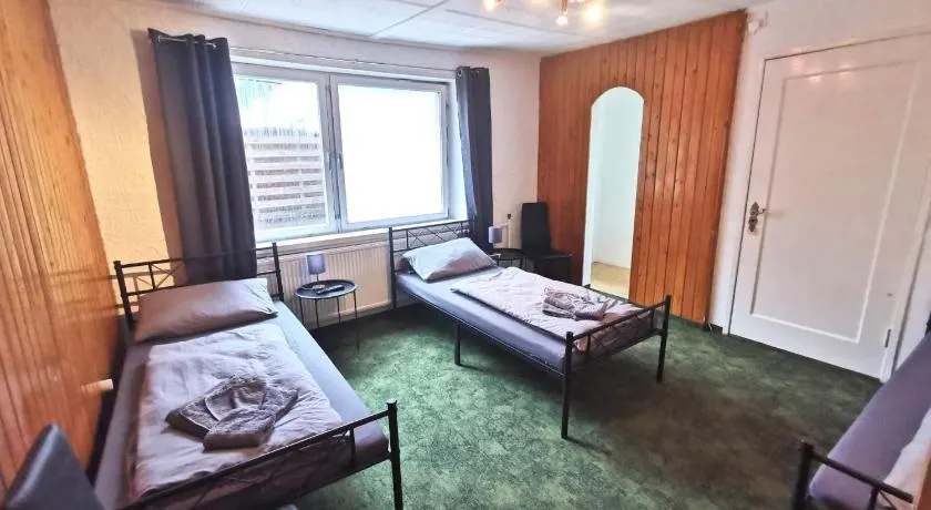 Monteur Haus Marat Berlin Biesdorf Marzan Hellersdorf - Image 1