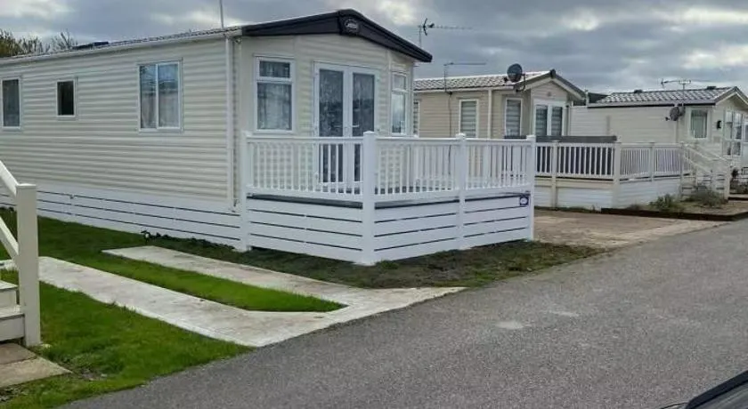 Luxury 6 Berth Holiday Caravan - Image 1