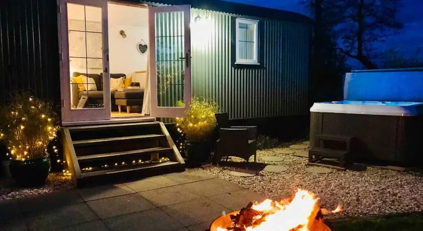 Romantic Shepherds Hut with Hot Tub, Rural Cheshire - Image 1