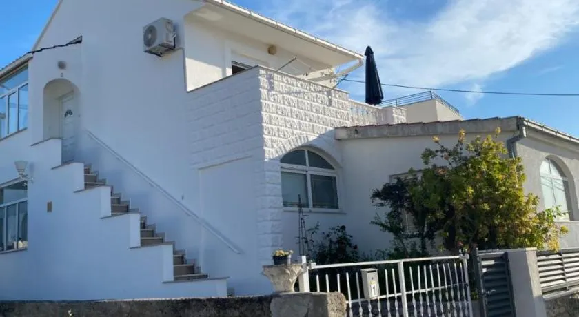 Apartment Remi, penthouse with balcony, free parking - Image 1