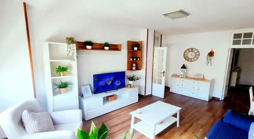 Escapada Deluxe con Wifi 2 Hab 2 Baños con Cocina & SmartTV cerca de Todo - Image 1