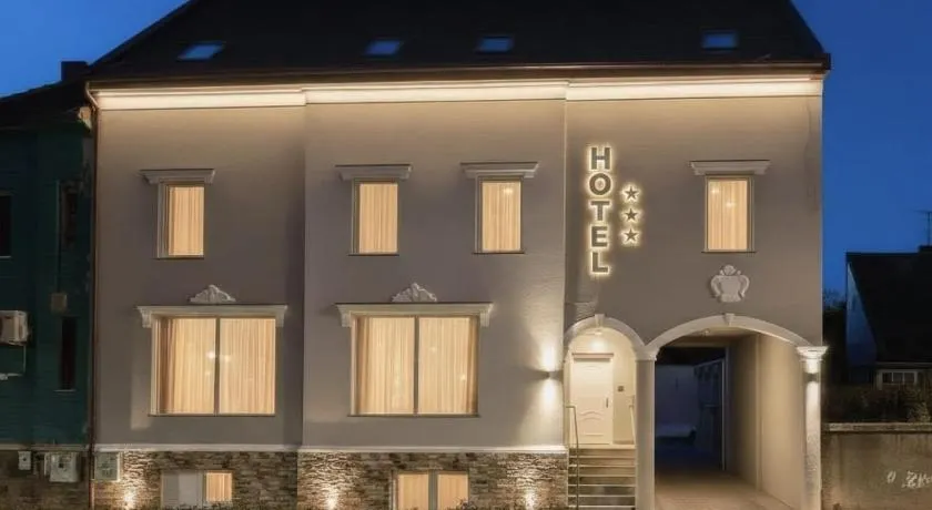 Hotel Mantra - Image 1
