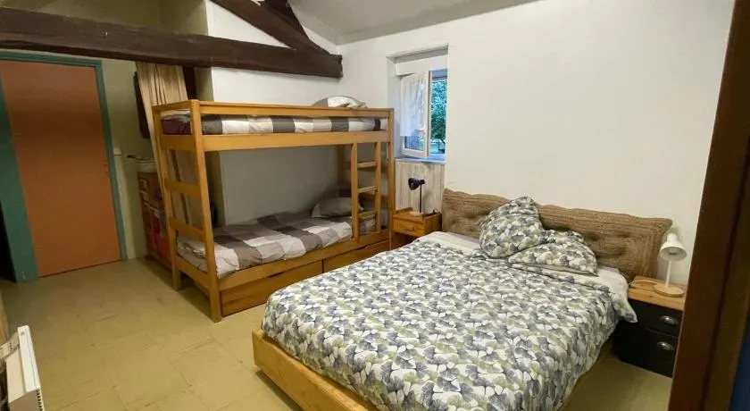 chambre 4 personnes avec entrée indépendante , grand parking, salle de bain, wc - Image 1