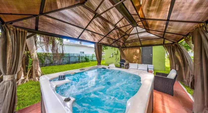 Miami Tree House Renovated Beach Jacuzzi - Image 1