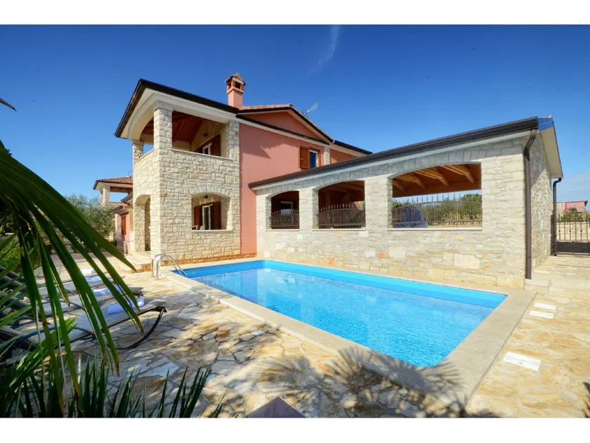 Cozy Holiday Home in Rogovici with Swimming Pool - Image 1