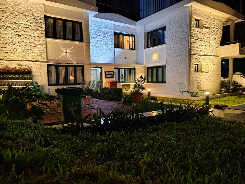 7 ROADS RESORT 50mts to lake - Image 1