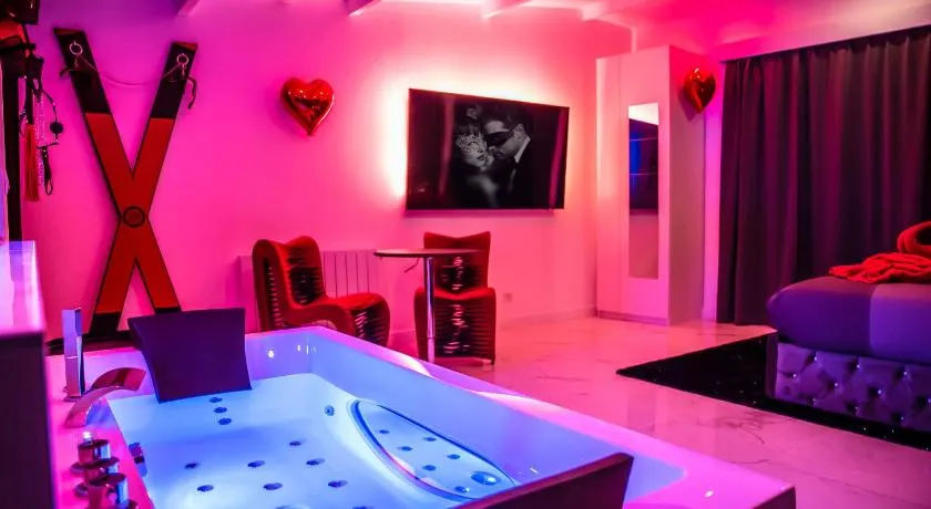SECRET SUITE "Jungle" - Jacuzzi privatif - Gare RER C - Proche Paris - Image 1