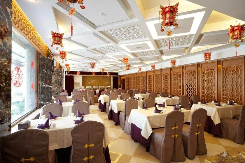 Yuhuagong Hotel - Image 1
