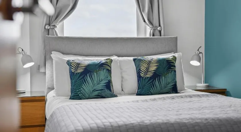 The Pinnacle by Cotels - CENTRAL LOCATION, PARKING, FIBRE WIFI, SMART TV, FULLY EQUIPPED KITCHEN - Image 1